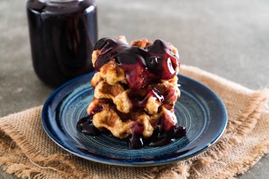 yaban mersini sosu ile waffle 