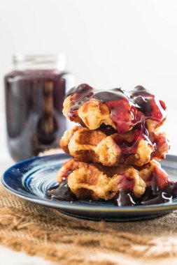 yaban mersini sosu ile waffle 