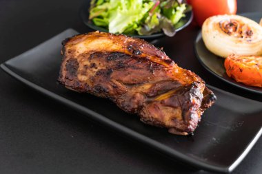 Izgara domuz pirzolası. 