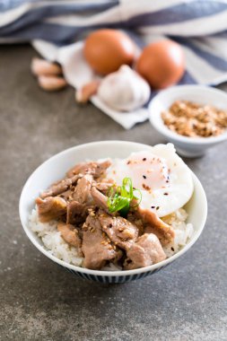 yumurta ile tepesinde pirinç Sarımsak soslu tavada kızartılmış domuz eti