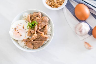 yumurta ile tepesinde pirinç Sarımsak soslu tavada kızartılmış domuz eti