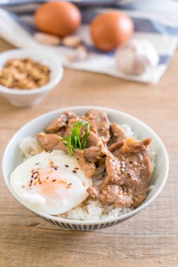 yumurta ile tepesinde pirinç Sarımsak soslu tavada kızartılmış domuz eti