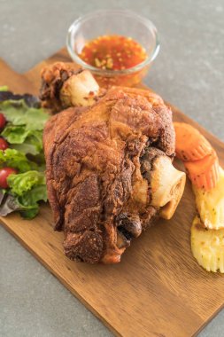 Gevrek domuz knuckle veya Alman domuz Hocks