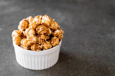 Patlamış Mısır ile karamel