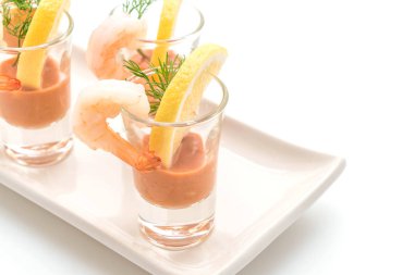 karides kokteyl beyaz arka plan üzerinde