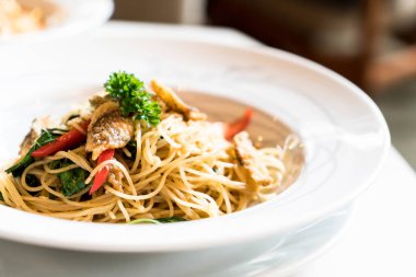 Kızarmış spagetti ve kurutulmuş gurami ilave edin