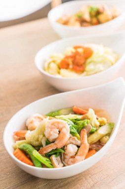 İstiridye soslu karides ile tavada kızartılmış karışık sebze