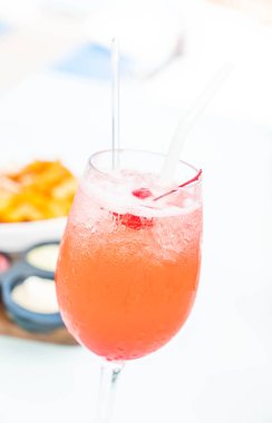 renkli kokteyl içki 