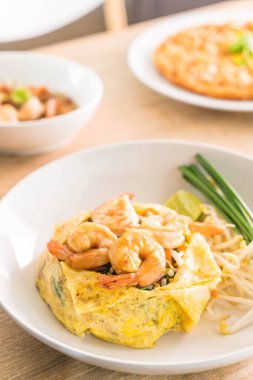 Tay Fried Noodle ile yumurta sarılı karides