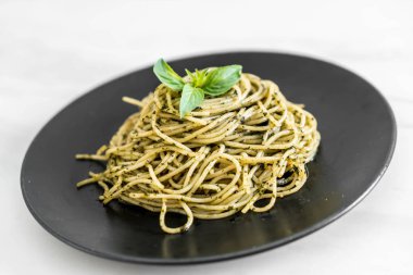 Spagetti fesleğen pesto ile
