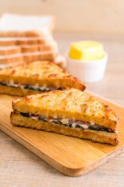 fırında ıspanak ve Jambonlu sandviç 