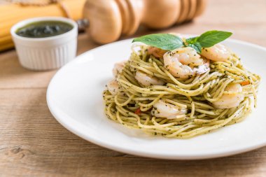 makarna spagetti pesto yeşil ve karides
