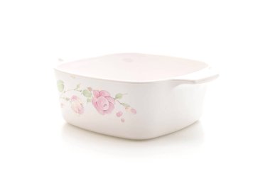 beyaz arkaplanda kase