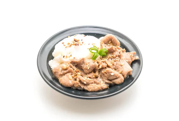 Жареная свинина с чесноком на рисе с яйцом — стоковое фото