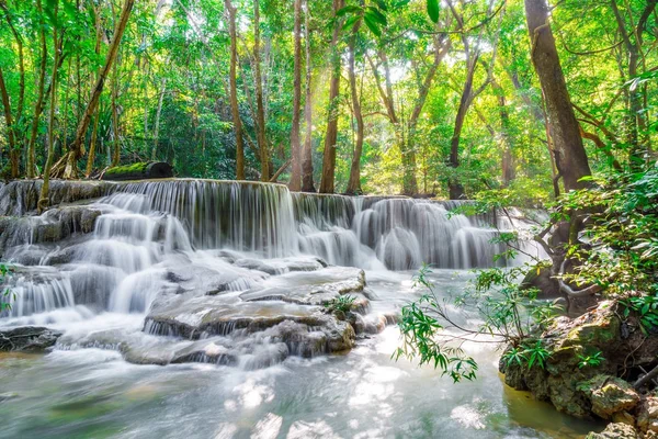 如湄 Kamin 瀑布在泰国北碧府 — 图库照片