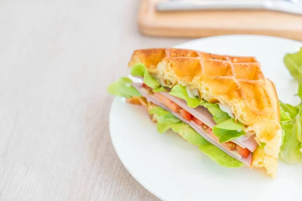 Wafel kanapka z szynką ser — Zdjęcie stockowe