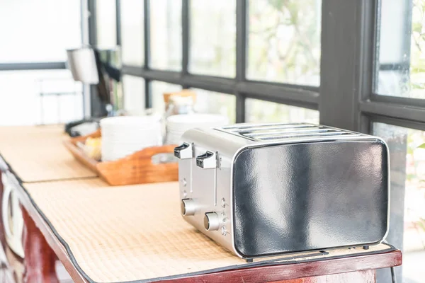 Хлібний тостер на столі — стокове фото