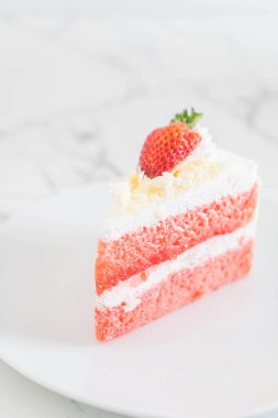 Tabakta çilekli pasta