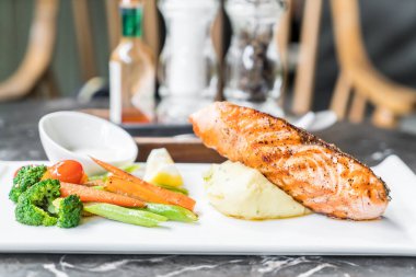 püre patates ve sebze somon biftek