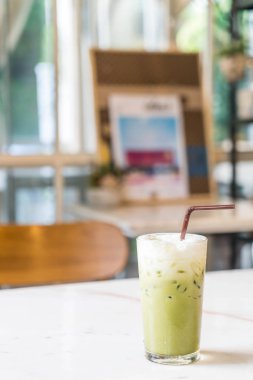 Sütlü buzlu yeşil çay 