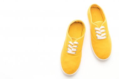 beyaz zemin üzerine sarı spor ayakkabı