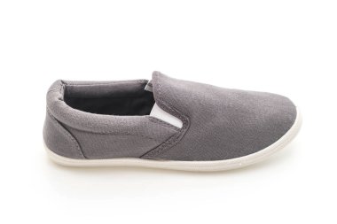 Beyaz arka planda gri spor ayakkabı 