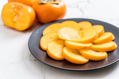 Trabzon hurması tabağa dilimlenmiş