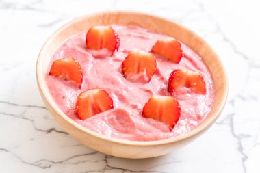 çilek smoothies kase