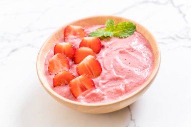 çilek smoothies kase