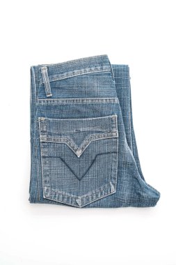 Beyaz arka plan üzerinde katlanmış kot