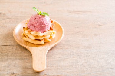 Çilekli dondurma waffle ile
