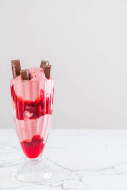 Çilekli dondurma dondurma 