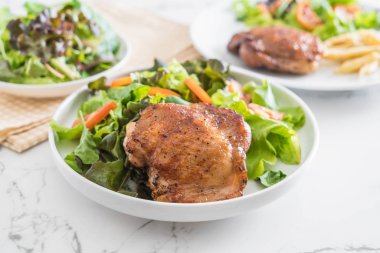 ızgara tavuk biftek sebze salatası ile