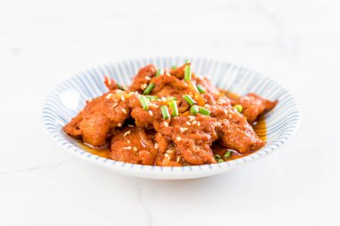 Baharatlı Kore soslu (bulgogi kızarmış domuz eti) 