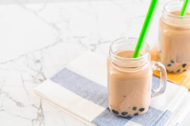 Köpüklü sütlü çay