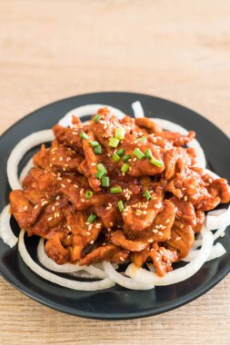 Baharatlı Kore soslu (bulgogi kızarmış domuz eti)