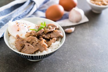 yumurta ile tepesinde pirinç Sarımsak soslu tavada kızartılmış domuz eti