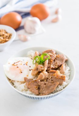 yumurta ile tepesinde pirinç Sarımsak soslu tavada kızartılmış domuz eti