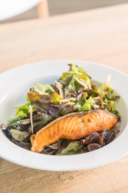 Kızarmış somon bifteği ve salata 