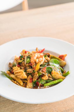 Tavada kızartılmış Baharatlı deniz ürünleri 