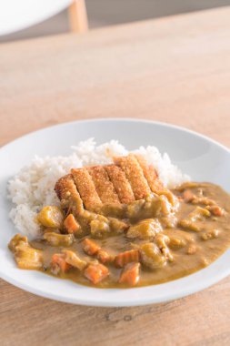 Kızarmış pirzola domuz köri pirinç