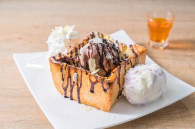 Çikolatalı dondurma ile ekmek tost