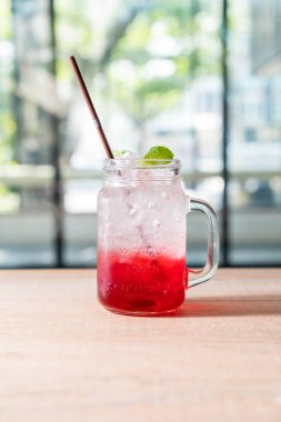 Çilekli soda kavanoz