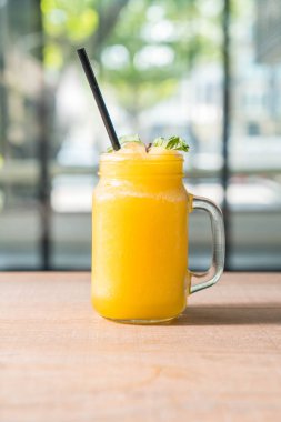 Turuncu smoothies kavanoz