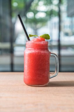 çilek smoothies kavanoz