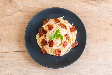 Spagetti krem peynir pastırma ile