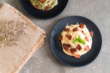 Spagetti krem peynir pastırma ile
