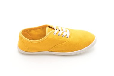 beyaz zemin üzerine sarı spor ayakkabı