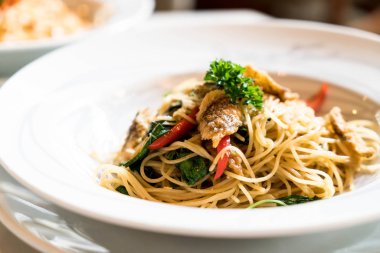 Kızarmış spagetti ve kurutulmuş gurami ilave edin