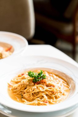 Yengeç soslu spagetti